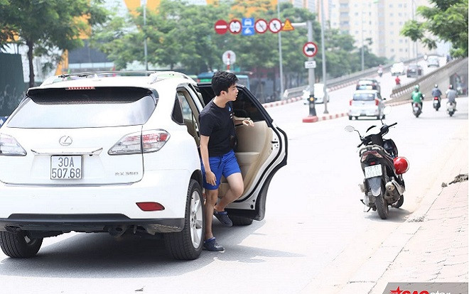 Cận cảnh dàn xế hộp đắt tiền đưa các thí sinh Hà Nội tới điểm thi vào lớp 10 trường chuyên Ảnh 2