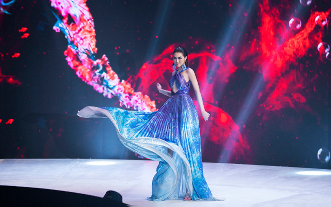 Cú xoay người 360 độ, tung váy diễm lệ của Hoa hậu Tường Linh trong đêm thời trang Ảnh 2