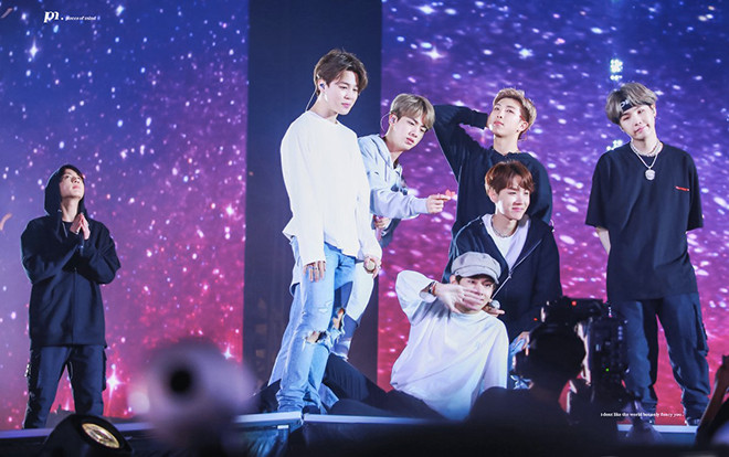 Khoảnh khắc BTS bật khóc trong đêm diễn ở London: Các staff và người hâm mộ đã bí mật chuẩn bị điều đặc biệt này Ảnh 2