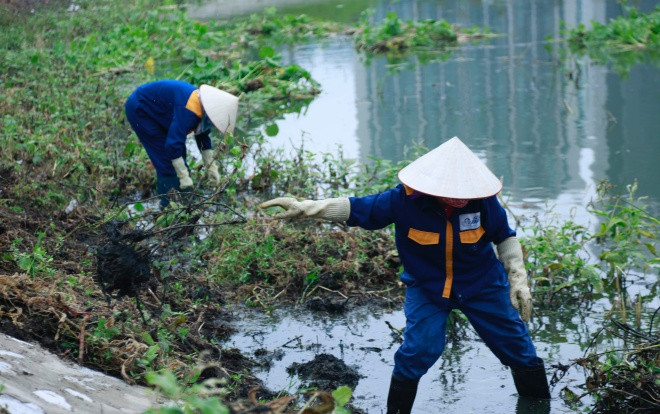 Công nhân thu dọn lòng hồ ô nhiễm như 'bãi đầm hoang' ở công viên gần 300 tỷ Hà Nội Ảnh 2