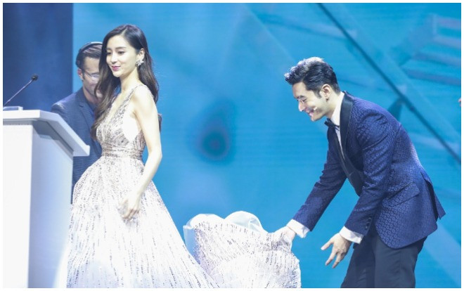 Giữa tin đồn li hôn, Huỳnh Hiểu Minh khiến fan nức lòng với hành động này dành cho Angela Baby giữa sự kiện Ảnh 2