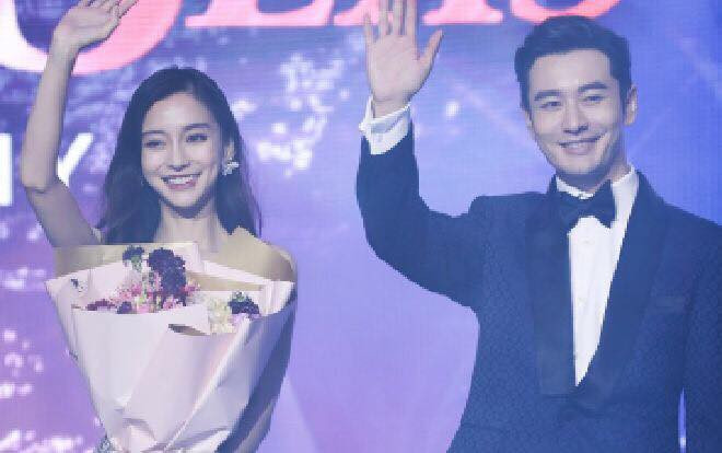 Những phản ứng trái chiều của dân mạng Trung khi thấy Huỳnh Hiểu Minh nâng váy cho Angelababy Ảnh 2