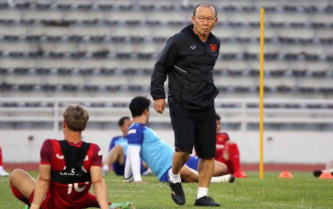 Thầy Park làm mặt ngầu trong buổi tập đầu tiên ở sân Buriram Ảnh 2