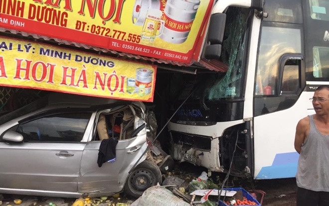 Xe khách đâm bẹp đuôi ô tô con ở gần cổng chợ, một phụ nữ tử vong Ảnh 2