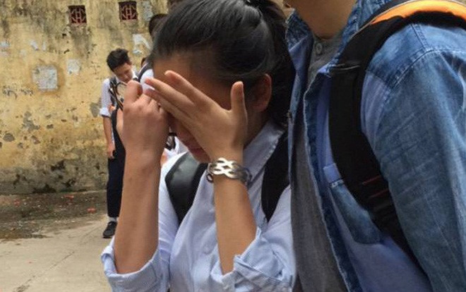 Thí sinh bật khóc nức nở vì làm lại bài thi Văn khi đã quá nửa thời gian do… giám thị ký nhầm Ảnh 2