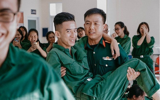Có ai ngờ thầy giáo quân sự cũng ngọt ngào, vui tính thế này trong bộ ảnh ‘Những người thầy của chúng ta’ của sinh viên Tôn Đức Thắng Ảnh 2