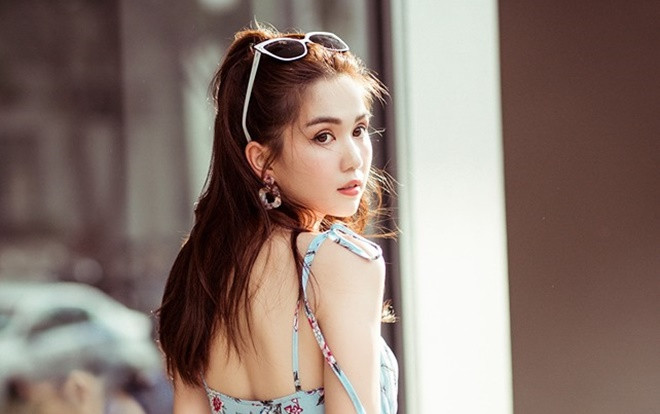 Vừa ồn ào với váy áo hở hang, Ngọc Trinh đã vội thanh minh: ‘Lúc ngây thơ không ai bằng’ Ảnh 2