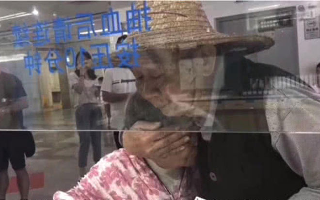 Cụ bà 70 khóc lóc khi đi xét nghiệm, cụ ông có hành động 'ngọt lịm' này khiến hàng ngàn trái tim tan chảy Ảnh 2