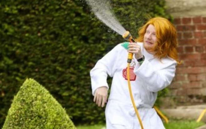 Rò rỉ hình ảnh hậu trường MV mới của Ed Sheeran: Bà cô làm vườn có khiến fan trầm trồ? Ảnh 2