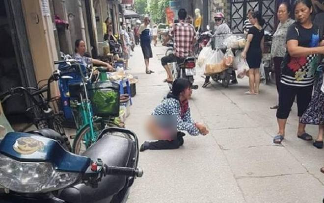 Bị bắt quả tang trộm 5 cây thuốc lá, nữ quái quỳ lạy xin chủ tiệm tha thứ Ảnh 2