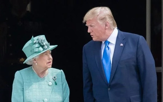 Những chiếc ghim cài áo ẩn chứa thông điệp của Nữ hoàng Anh Ảnh 2