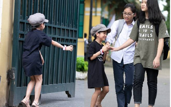 Rung rinh với hình ảnh bé gái nhảy cẫng lên vui mừng rồi chạy đến nắm tay chị gái vừa bước ra cổng trường sau buổi thi Ảnh 2