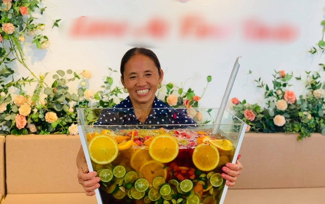 Bà Tân Vlog bất ngờ xuất hiện ở Hà Nội, trổ tài làm bình trà trái cây to nhất Việt Nam Ảnh 2
