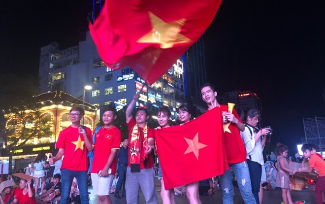 Người dân đội mưa đổ xuống đường phố Sài Gòn cổ vũ đội tuyển Việt Nam gặp Thái Lan Ảnh 2