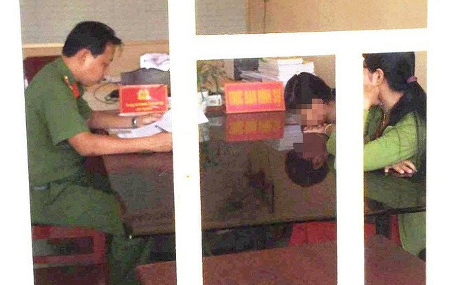 Khởi tố người đàn ông dâm ô bé gái lớp 4 rồi quỳ gối xin lỗi mẹ nạn nhân tại trường Ảnh 2