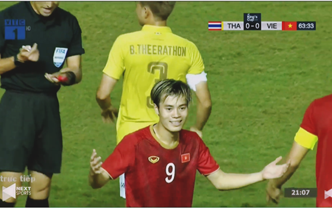 Tiền vệ Thái Lan đánh Văn Hậu lần 2, trọng tài rút thẻ vàng Văn Toàn Ảnh 2