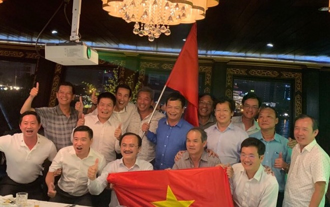 Bầu Đức, bầu Thắng cầm cờ Việt Nam mừng chiến thắng Thái Lan Ảnh 2