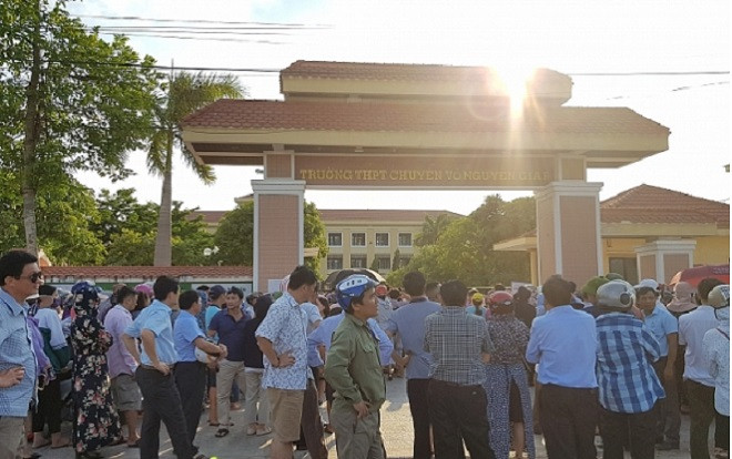Một thí sinh Quảng Bình chạy đến trường quỳ gối khóc nức nở vì không biết lịch thi lại môn Văn Ảnh 2