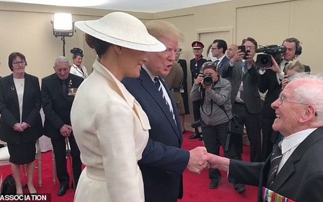 Bà Melania bị 'tán tỉnh', ông Trump đáp trả hóm hỉnh Ảnh 2