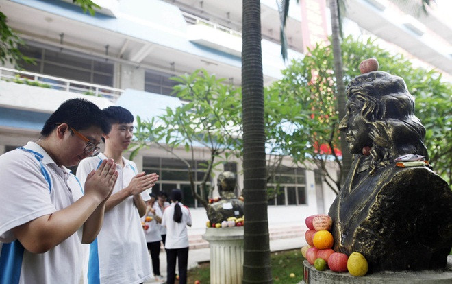 Sĩ tử Trung Quốc đổ xô tới đền thờ, tượng Khổng Tử cầu may trước kỳ thi Đại học khốc liệt Ảnh 2