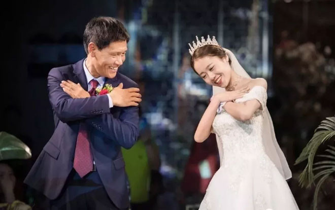 Cô dâu và bố múa trong đám cưới, chú rể xúc động tới nỗi bật khóc Ảnh 2