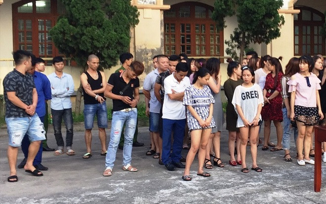 Bắt quả tang 45 nam thanh nữ tú mở tiệc sinh nhật bằng ma tuý trong quán karaoke Ảnh 2