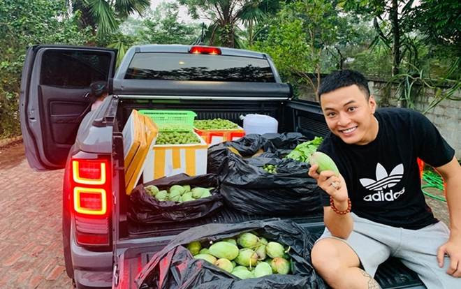 Mỹ nam Hồng Đăng mất cả buổi để thu hoạch 150 kg sấu, 20 kg xoài, 10 quả mít Ảnh 2