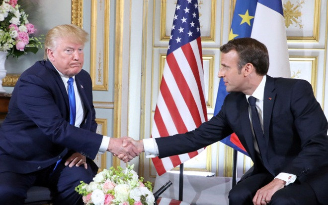 Ông Trump nhăn nhó vì cú bắt tay siết mạnh của Tổng thống Pháp Marcon Ảnh 2