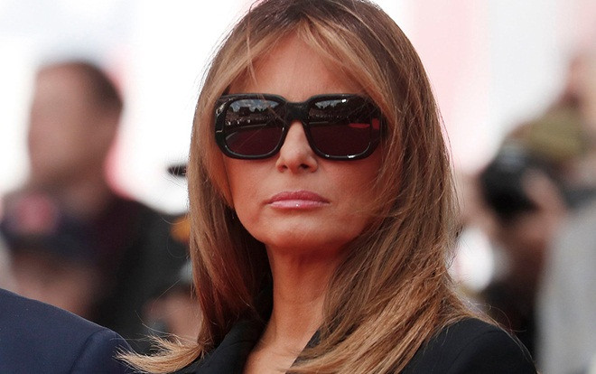 Bà Melania Trump bị chỉ trích 'thiếu tôn trọng và thô lỗ' vì đeo kính râm không đúng chỗ Ảnh 2