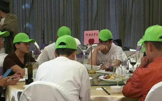 Cô gái mời tập thể người yêu cũ đi dự đám cưới, phát hẳn mũ xanh khi ngồi vào bàn Ảnh 2