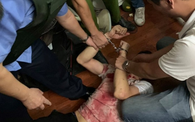 Cảnh sát kể lại giây phút khống chế thanh niên đâm gục chủ tiệm cầm đồ rồi lôi lên tầng 2 làm con tin Ảnh 2