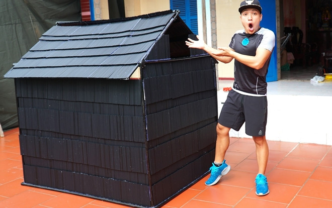 Vlogger NTN nhận 'gạch đá' khi thực hiện thử thách làm nhà từ 5.000 ống hút nhựa Ảnh 2