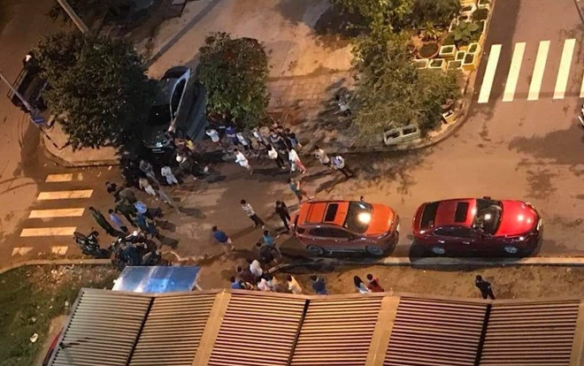 Hai thanh niên vác mã tấu chém đứt lìa tay bảo vệ chung cư ở Bình Dương lúc nửa đêm Ảnh 2