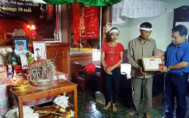 Truy tặng huy hiệu 'Tuổi trẻ dũng cảm' cho nam sinh quên mình cứu người Ảnh 2