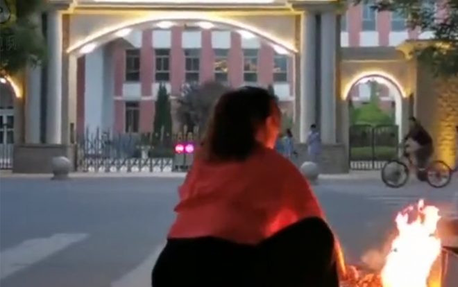 Phụ huynh Trung Quốc đốt vàng mã, cúng đồ ở cổng trường trước kỳ thi đại học khốc liệt Ảnh 2