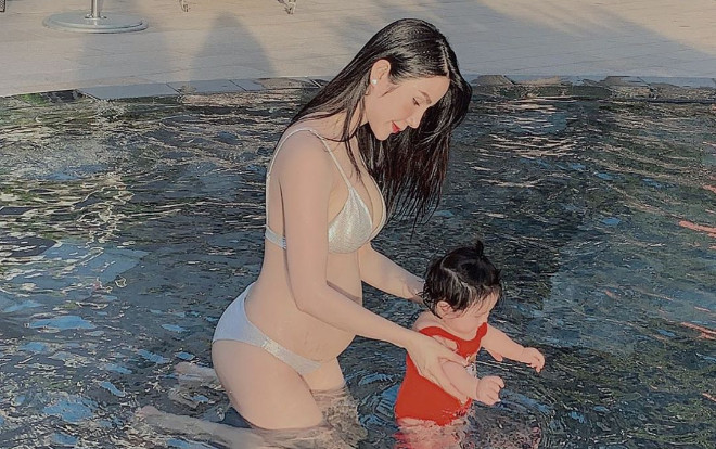 Diệp Lâm Anh mặc bikini khoe bụng bầu 4 tháng khiến fan khen lấy khen để Ảnh 2