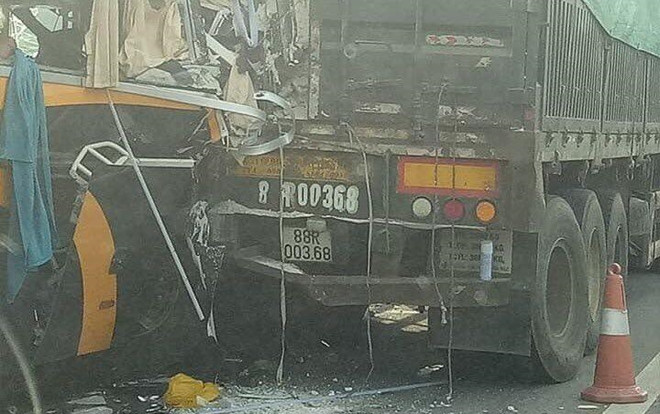 Xe khách giường nằm đâm đuôi ô tô tải trên cao tốc Hà Nội - Lào Cai, 5 người nhập viện cấp cứu Ảnh 2