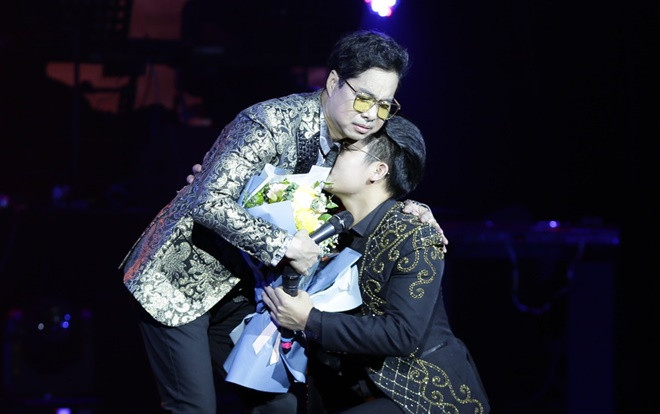 Cha con Ngọc Sơn - Duy Cường bật khóc khi tái hợp trên sân khấu biểu diễn 'Tình phụ tử' Ảnh 2