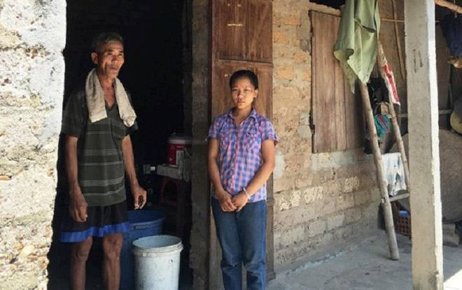 Gia cảnh nữ sinh quỳ gối bật khóc vì không biết lịch thi lại môn Văn ở Quảng Bình: 'Sớm mất mẹ, bố bị thần kinh, nhà không có tivi và điện thoại' Ảnh 2