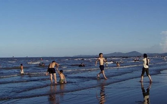 Tắm cùng mẹ, bé trai bị sóng biển cuốn trôi hơn 1km tử vong Ảnh 2