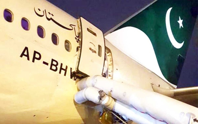 Mở cửa thoát hiểm vì nhầm là toilet, hành khách khiến máy bay hoãn 7 tiếng Ảnh 2