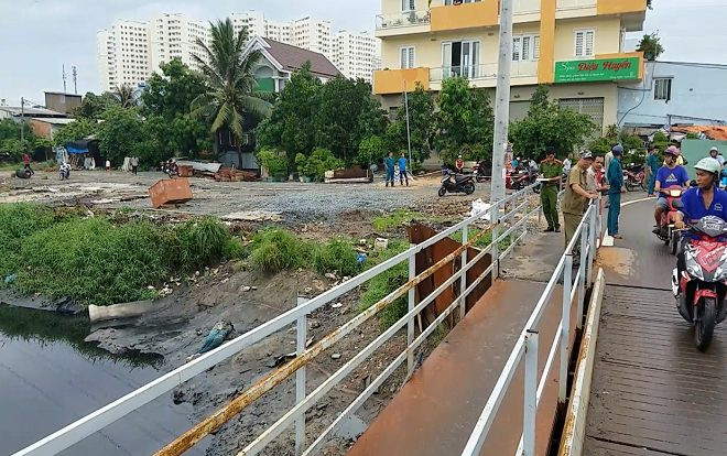 Phát hiện thi thể người phụ nữ trên khối bê tông dưới dòng kênh đen ở Sài Gòn Ảnh 2