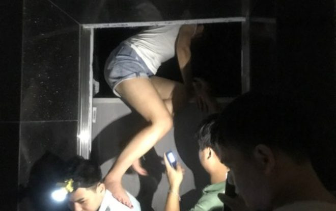 Giải cứu nhiều người mắc kẹt trong thang máy chung cư ở Hà Nội Ảnh 2