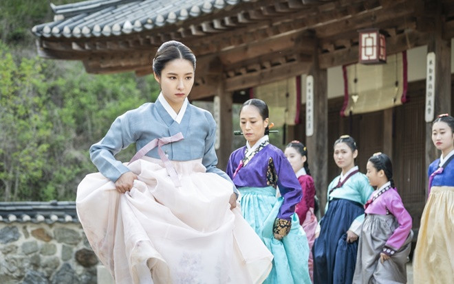 Shin Se Kyung là gái quá lứa, nữ sinh nổi loạn trong 'Rookie Historian Goo Hae Ryung' Ảnh 2