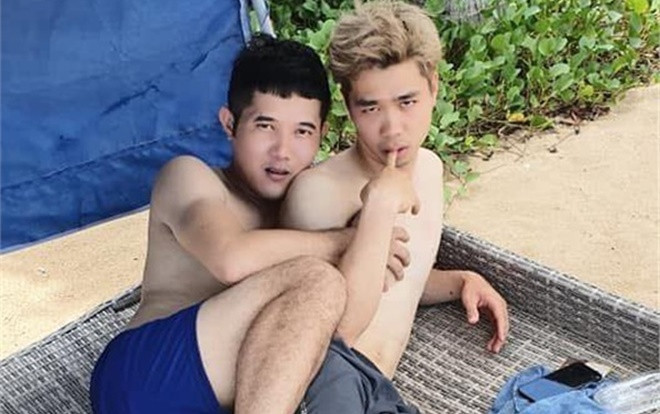 Công Phượng bất ngờ lộ ảnh ôm trai lạ, thẹn thùng e ấp như thiếu nữ Ảnh 2