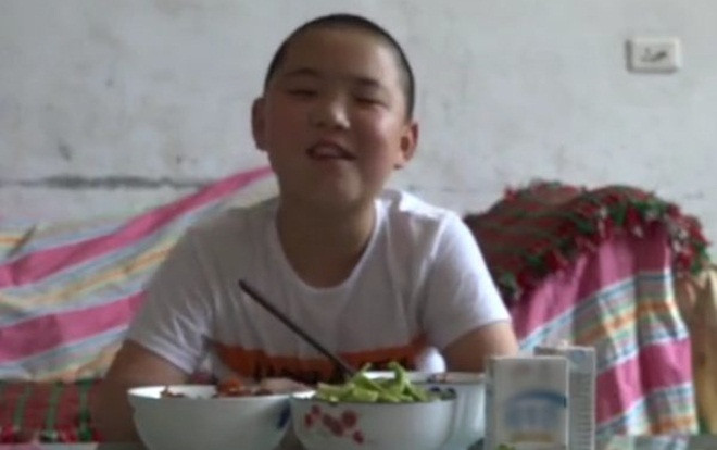 Câu chuyện cậu bé ăn 5 bữa mỗi ngày để tăng cân cứu mạng cha bệnh nặng lay động hàng triệu trái tim Ảnh 2
