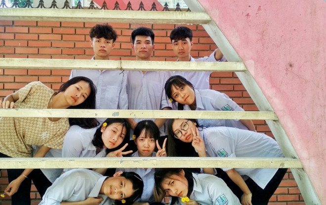 Xu hướng chụp kỷ yếu mới nhất năm 2019: Vạn ảnh một khuôn mặt, thần thái 'đơ' đẳng cấp của nhóm học sinh khiến CĐM cười lăn Ảnh 2