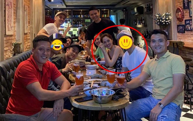 Lấy sticker che mặt, dân mạng vẫn nhanh mắt phát hiện Hồ Quang Hiếu ngồi sát bên Bảo Anh khi đi ăn cùng bạn bè Ảnh 2