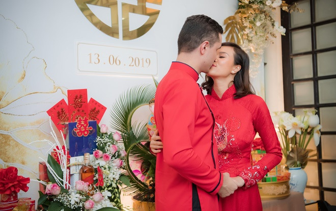 Đám hỏi Phương Mai: Siêu mẫu mặc áo dài cá chép đỏ rực hôn chồng đắm đuối Ảnh 2