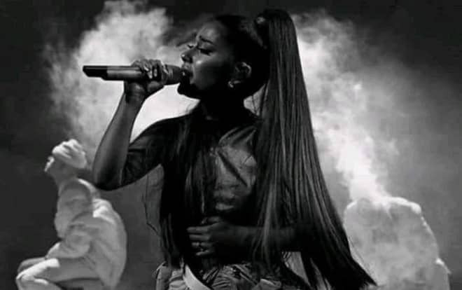 Clip: Ariana Grande khóc nức nở trên sân khấu concert tại quê của bạn trai quá cố Mac Miller Ảnh 2
